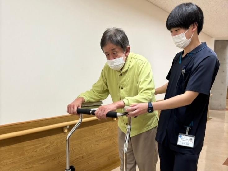 【屋内歩行練習】廊下で歩行練習を行っています