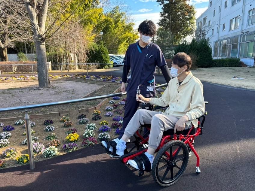 【足漕ぎ車椅子】足でペダルをこいで、移動ができる車椅子です