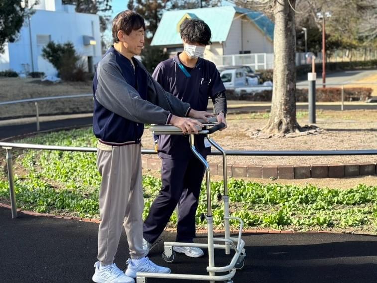 【屋外歩行練習】広い庭を活用し、屋外でも歩行練習を行っています