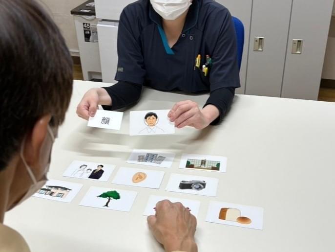 【言語練習】失語症などの患者様に絵カードを用いて言語練習。