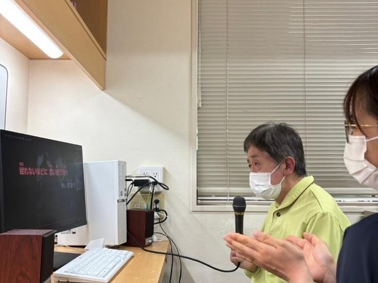 【発声練習】本人の趣味に合わせてカラオケなどを用い発声練習。
