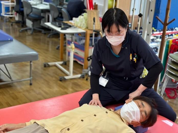 【頸部ストレッチ】頸部の柔軟性を保ち、喉頭の動きを高める