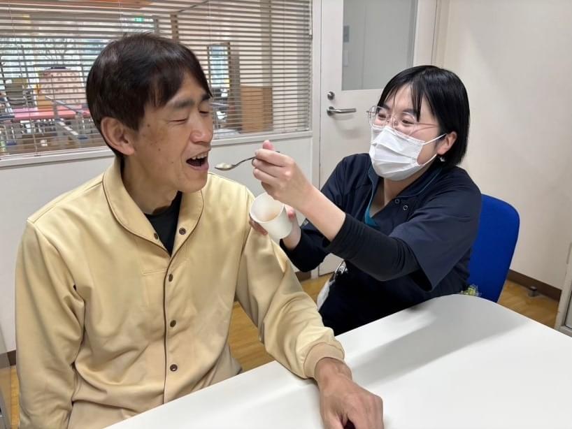【嚥下練習】飲み込みしやすいゼリーを用いて飲み込みの練習をする