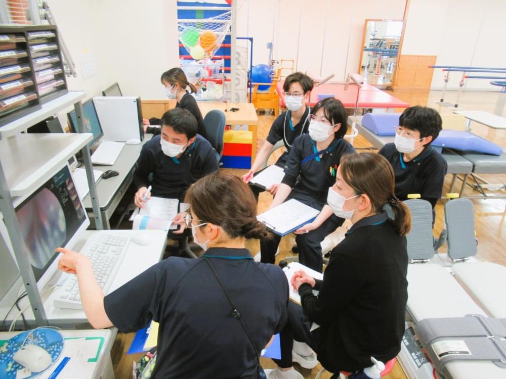 【ST内で嚥下勉強会】ST内で嚥下内視鏡の動画を用いて勉強会を実施。